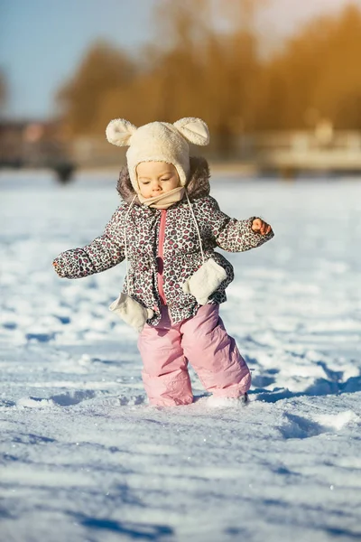 Menina caminha na neve — Fotografia de Stock