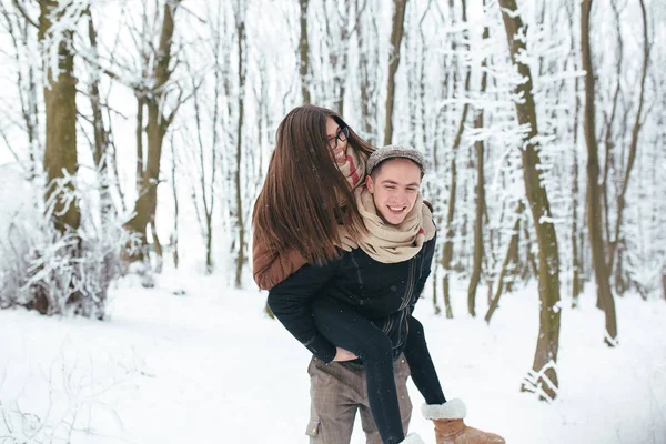 Felice coppia giocoso insieme in snow park — Foto Stock