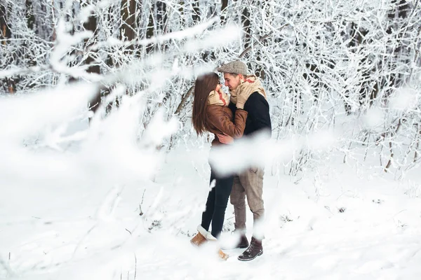 Happy couple in snow park — Stock Photo, Image