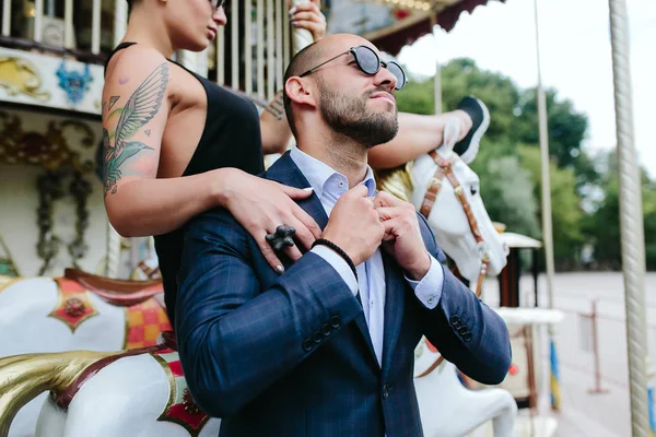 Homem e mulher adultos em um carrossel — Fotografia de Stock