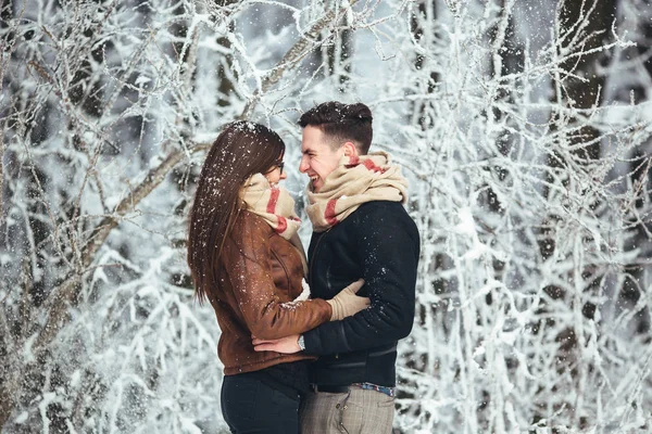 Pareja feliz en parque de nieve —  Fotos de Stock