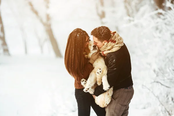 Jeune couple s'amuser dans le parc d'hiver — Photo