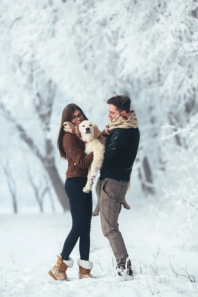 Jeune couple s'amuser dans le parc d'hiver — Photo