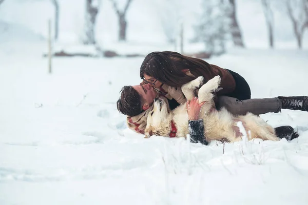 Genç çift kış parkında eğleniyor. — Stok fotoğraf