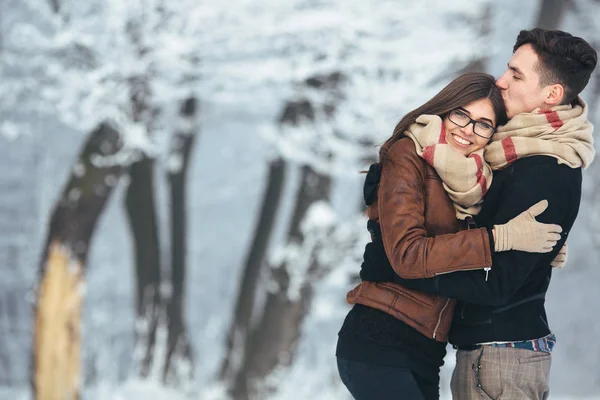 Happy couple in snow park — Stock Photo, Image