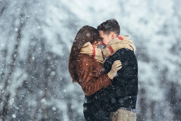 Happy couple in snow park — Stock Photo, Image