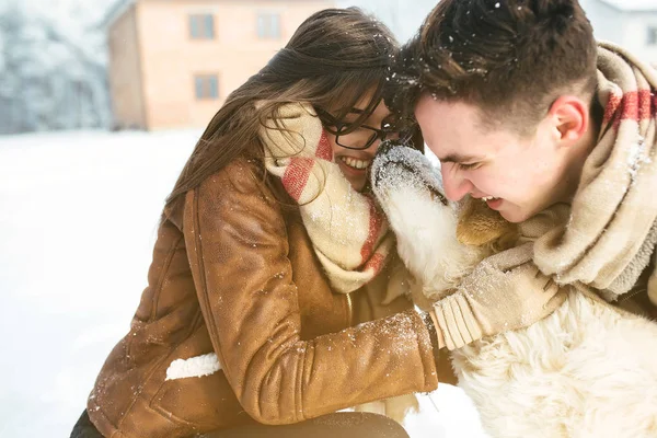 Young couple having fun in winter park — Stock Photo, Image