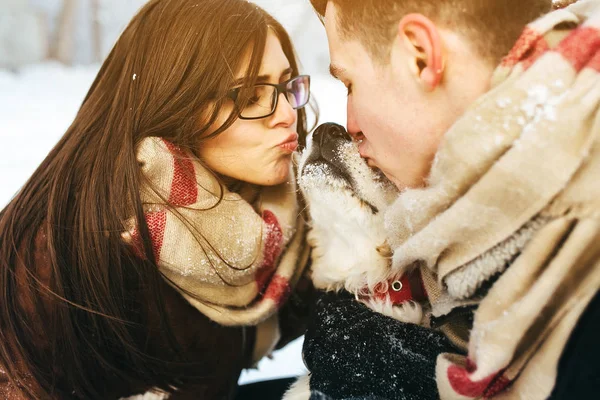 年轻夫妇在冬季公园里玩得很开心 — 图库照片