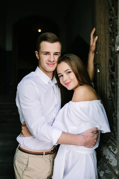 Kapının önünde poz veren çift.