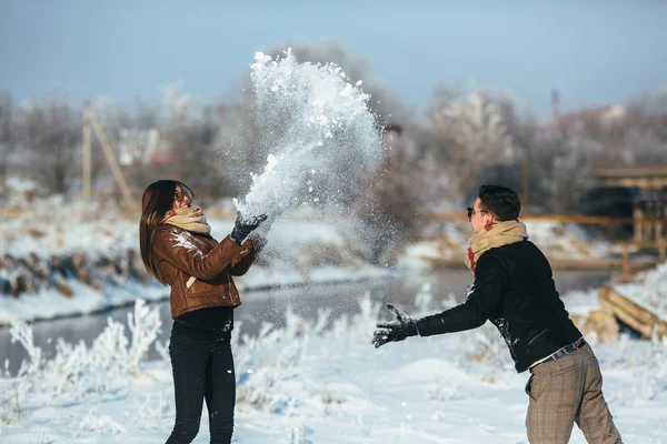 冬の公園で遊んでいる若いカップルは — ストック写真