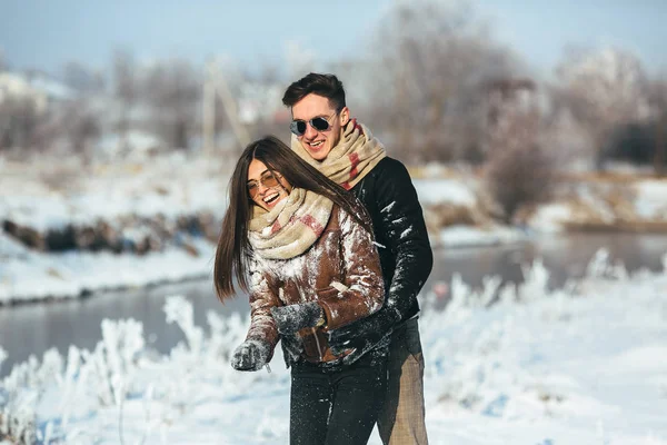 Happy couple in snow park — Stock Photo, Image