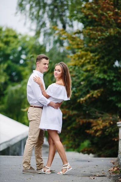 Couple dans la rue — Photo