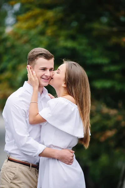 Couple posant dans le parc — Photo