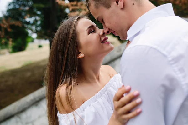 Parkta poz veren çift