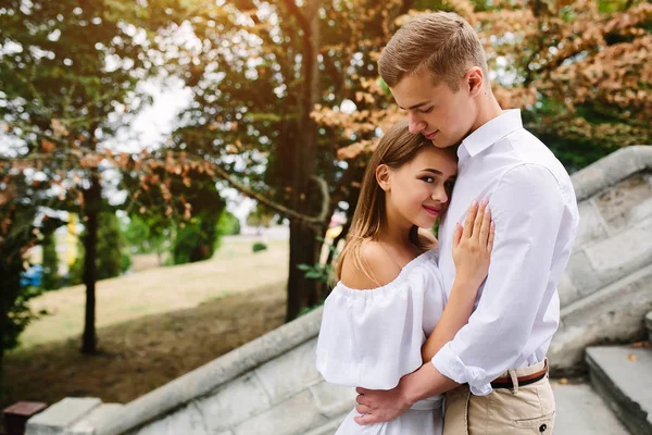 Paar poseren in het park — Stockfoto