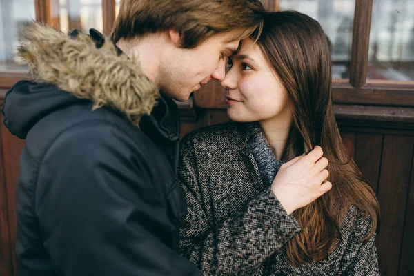 Красива молода доросла пара позує на камеру — стокове фото