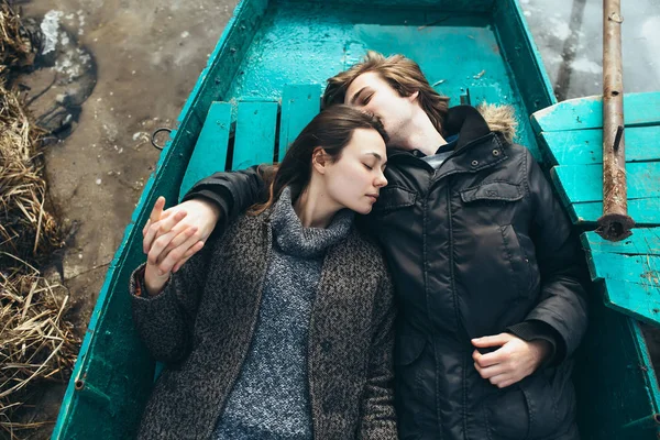 Чоловік і жінка лежать у човні — стокове фото