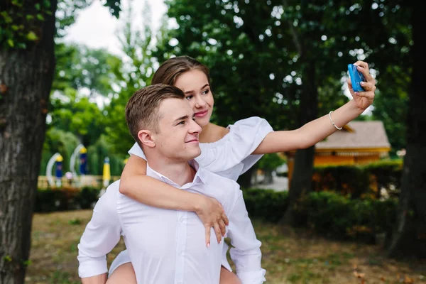 Güzel genç çift selfie yapar