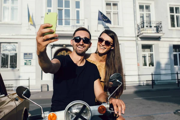 Roztomilý pár udělat selfie na koloběžce — Stock fotografie