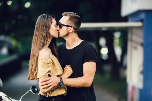 かわいいカップルがキス — ストック写真