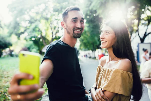 Güzel genç çift selfie yapar