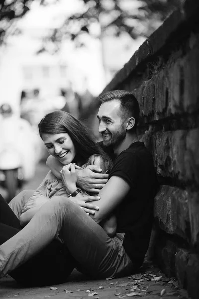 Jovem casal bonito sentado no chão — Fotografia de Stock