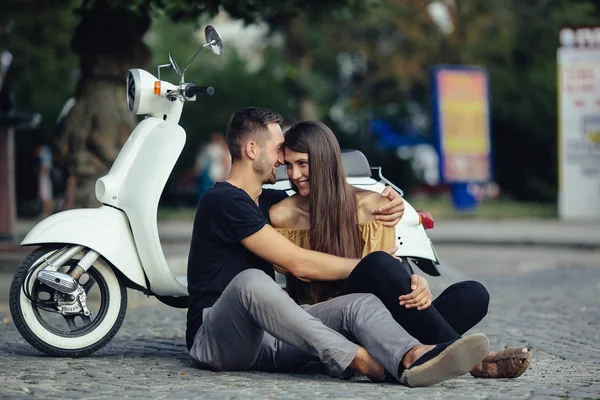 Casal bonito com sua scooter na cidade — Fotografia de Stock