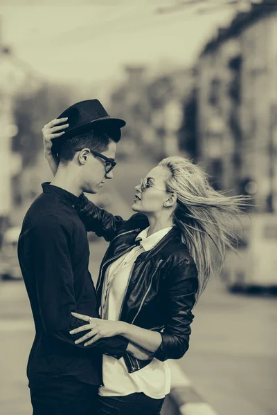 Jovem casal bonito — Fotografia de Stock