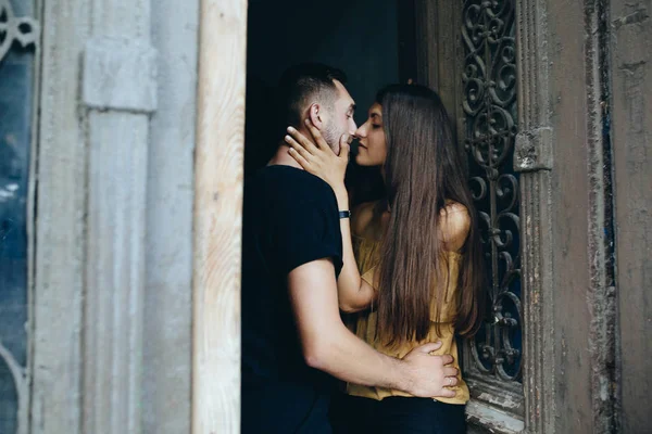 Par poserar i dörröppningen — Stockfoto