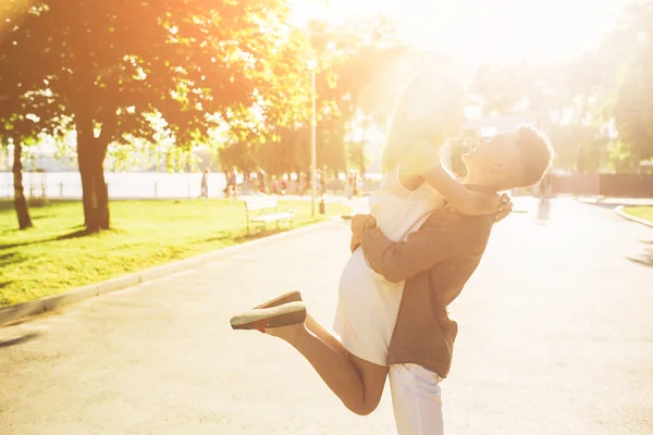 Mann und Frau im Park — Stockfoto