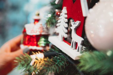 Oyuncak dolu Noel ağacı dalı