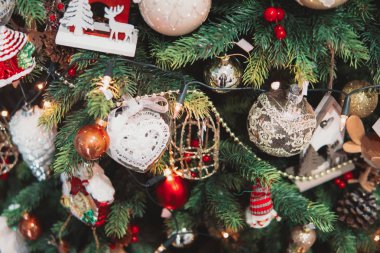 Oyuncak dolu Noel ağacı dalı