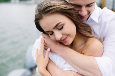 erkek ve kadın göl üzerinde poz