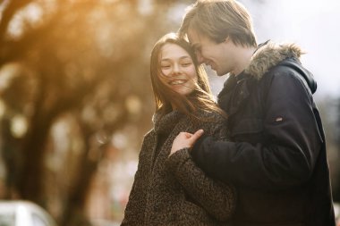 Genç çift kameraya poz veriyor.