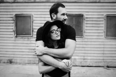 adam kız arkadaşı arkadan sarılma