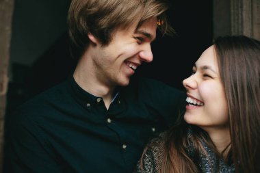 Kapının önünde poz veren çift.