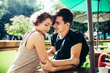 Dışarıda bir kafede oturan çift.