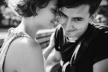 Dışarıda bir kafede oturan çift.