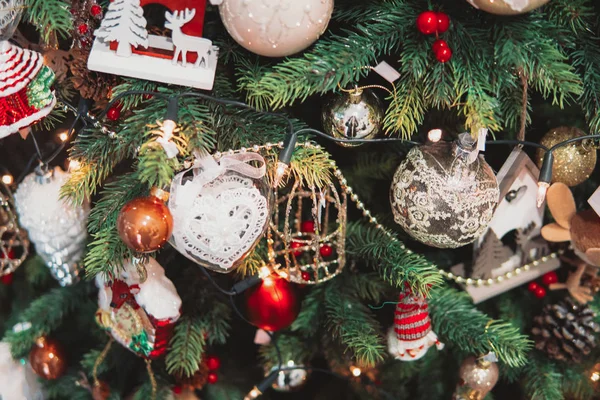 Rama de árbol de Navidad con juguetes —  Fotos de Stock