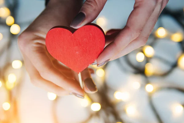 Niña sosteniendo un corazón rojo en las manos —  Fotos de Stock