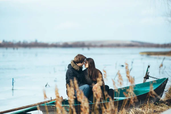 Young beautiful couple on the ice of a frozen lake — Stock Photo, Image