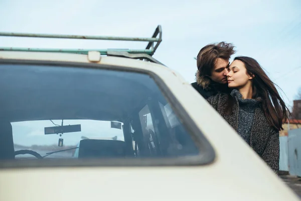 Joven hermosa pareja en el hielo de un lago congelado —  Fotos de Stock