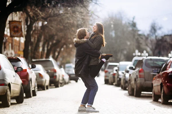 Ο τύπος και το κορίτσι έχει τη διασκέδαση σε ένα δρόμο της πόλης — Φωτογραφία Αρχείου