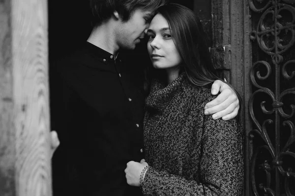 Couple posing in the doorway — Stock Photo, Image