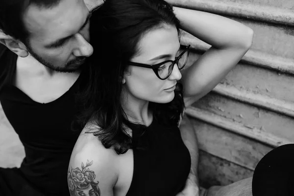 Hombre y mujer posando sobre una pared gris de fondo —  Fotos de Stock