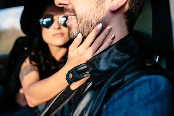 Retrato de joven hermosa pareja en el coche — Foto de Stock