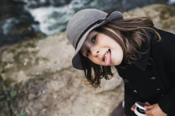 Gadis kecil dalam mantel hitam dan topi — Stok Foto