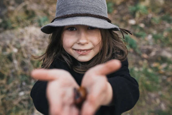 Malá holčička v černém kabátě a klobouku — Stock fotografie