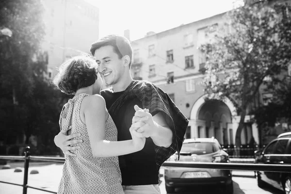 Casal feliz na rua olhando uns aos outros — Fotografia de Stock