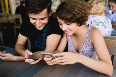 Akıllı telefondan bir şey arayan çift.